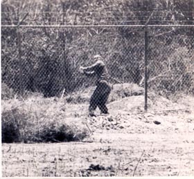 Dos militares uno de ellos con fusil en mano ataca